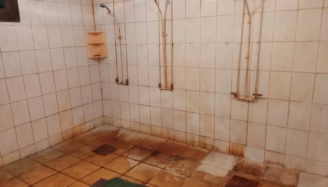 Душевая завода — фото ДО уборки