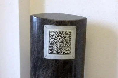 QR-код на надгробии — фото ДО уборки