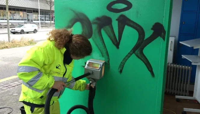 Снятие граффити с краски — фото ДО уборки