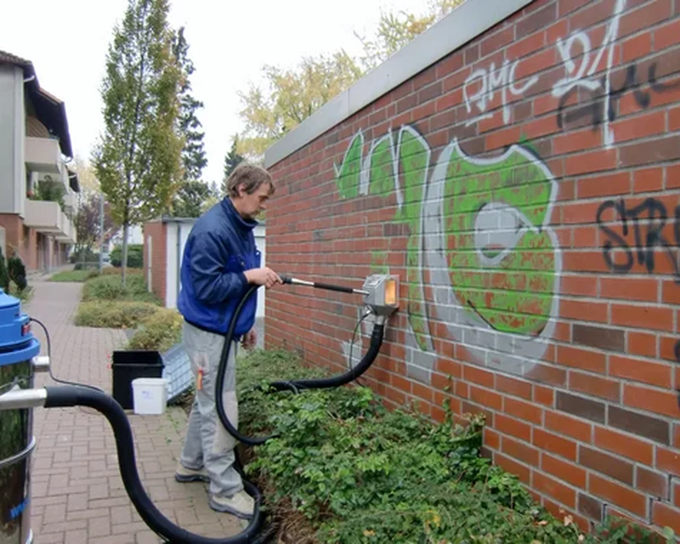 Иллюстрация для услуги: Очистка кирпичной кладки в Минске — без воды и химии