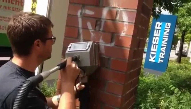 Чистка кирпичного фасада — фото ДО уборки